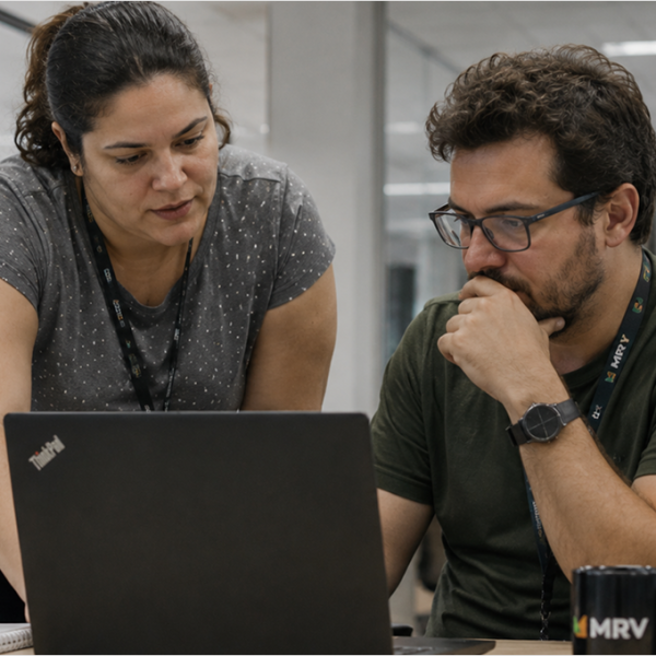 A automação de pagamentos transformou o processamento de notas fiscais da MRV por meio da integração com SAP, trazendo mais eficiência operacional e controle para a gestão de pagamentos.